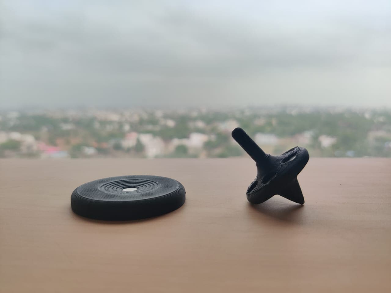 Never Falls Self-balancing Bureau Toupie - Image 2